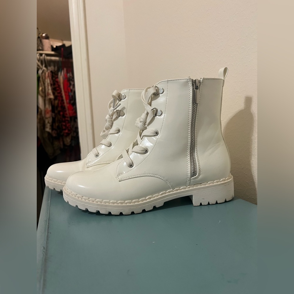 Shoe Dazzle, White zip-up and laced boots, Size:8.5, barely worn.